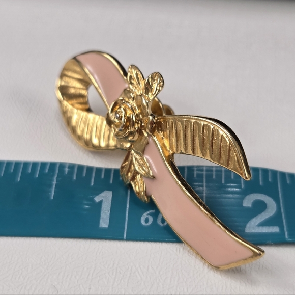 Vintage 90s Avon Goldtone Enamel Pink Breast Cancer Rose Ribbon Pin - Picture 7 of 7